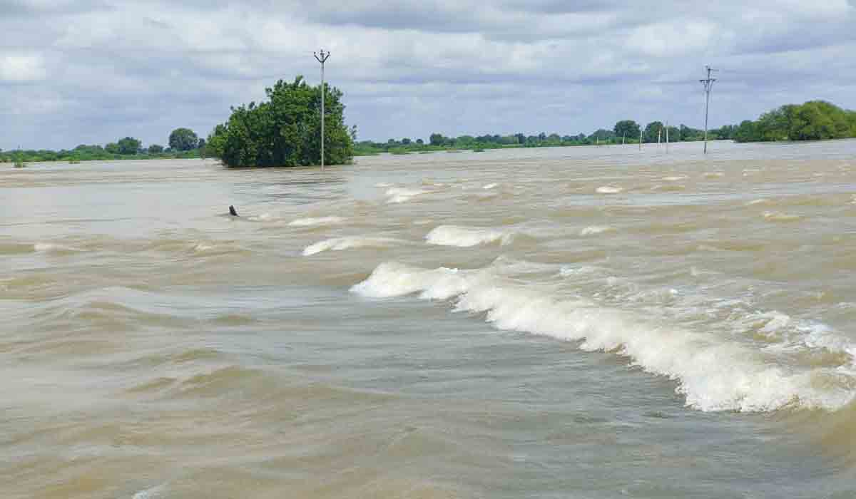 Heavy Rains | కందకుర్తిని  ముంచెత్తిన వరద నీరు
