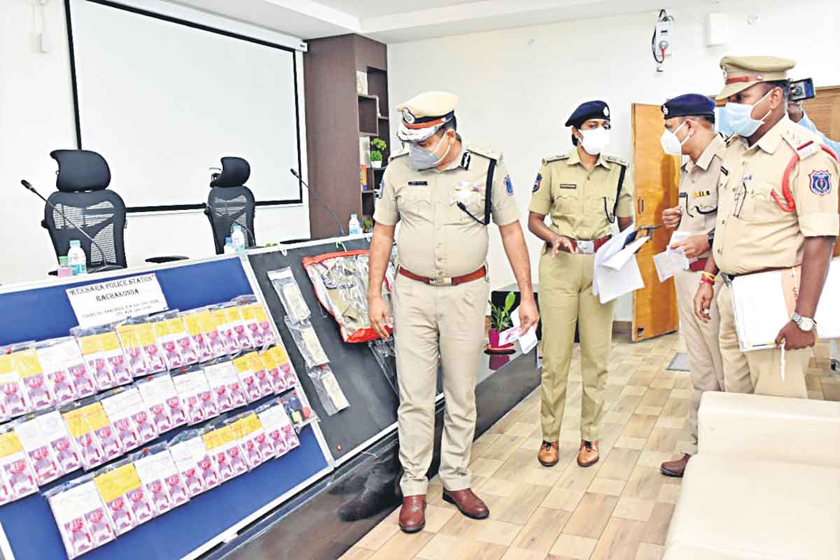 సినిమా నోట్లు చూపించి.. అసలువని నమ్మించి..