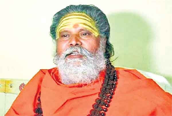 మ‌హిళ‌తో ఉన్నట్లు మార్ఫింగ్ ఫోటో..  డిప్రెష‌న్ వ‌ల్లే న‌రేంద్ర గిరి ఆత్మ‌హ‌త్య!