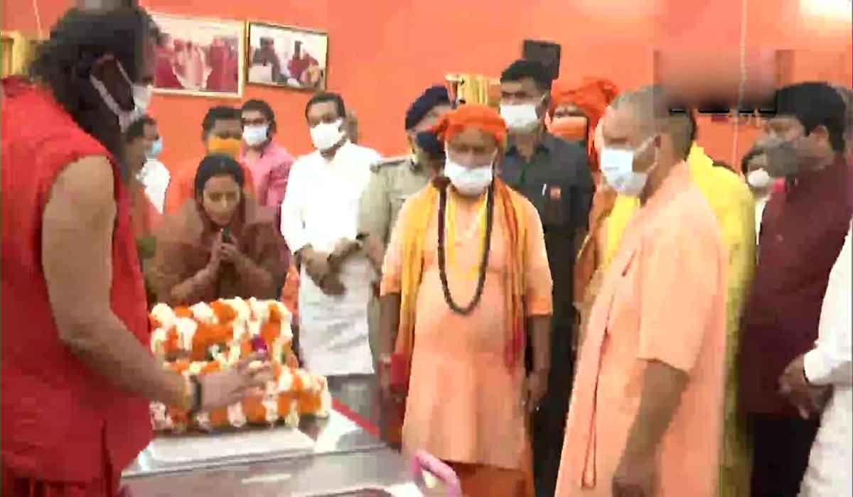 మ‌హంతి న‌రేంద్ర గిరి పార్దీవ‌దేహానికి పోస్టుమార్ట‌మ్‌..