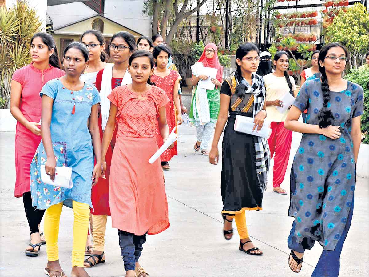 లేత రంగు దుస్తులే ధరించాలి