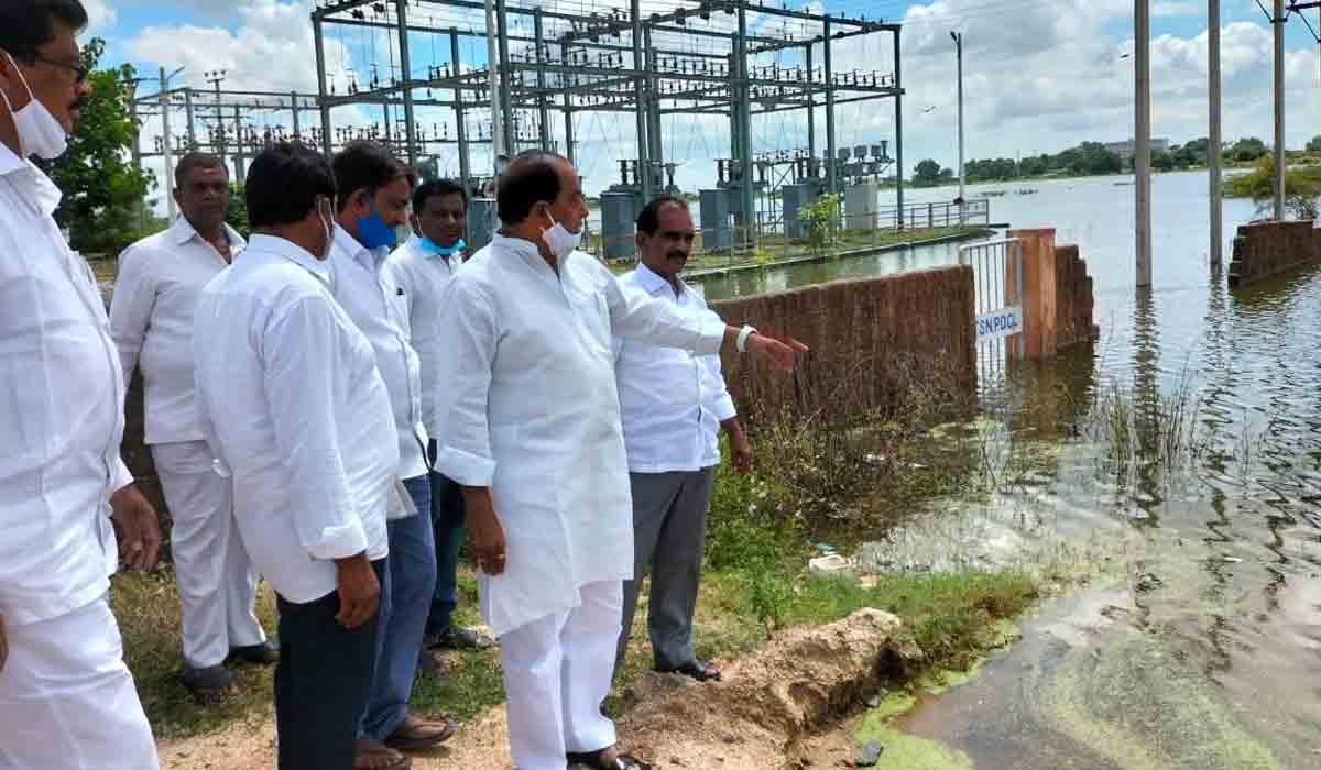 అక్రమ లే అవుట్లను వెంటనే తొలగించాలి : మంత్రి ఐకే రెడ్డి