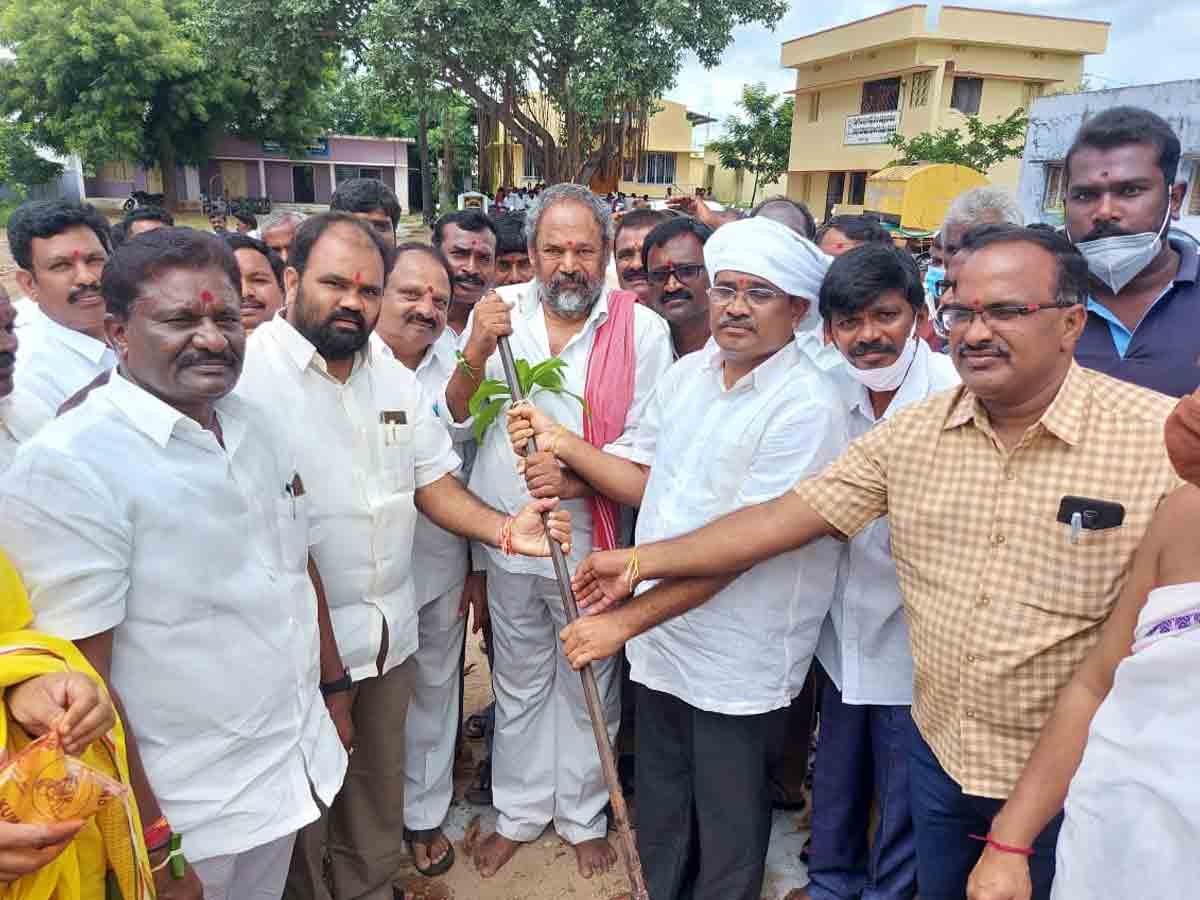 సొంత నిధులతో ప్రభుత్వ దవాఖానను నిర్మిస్తున్న ఎమ్మెల్యే కంచర్ల సోదరులు