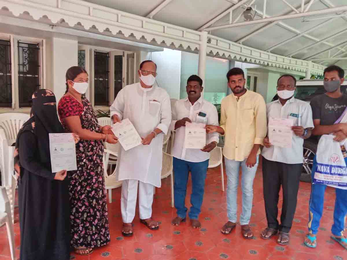 సీఎంఆర్‌ఎఫ్‌ చెక్కులు పంపిణీ చేసిన గుత్తా సుఖేందర్ రెడ్డి