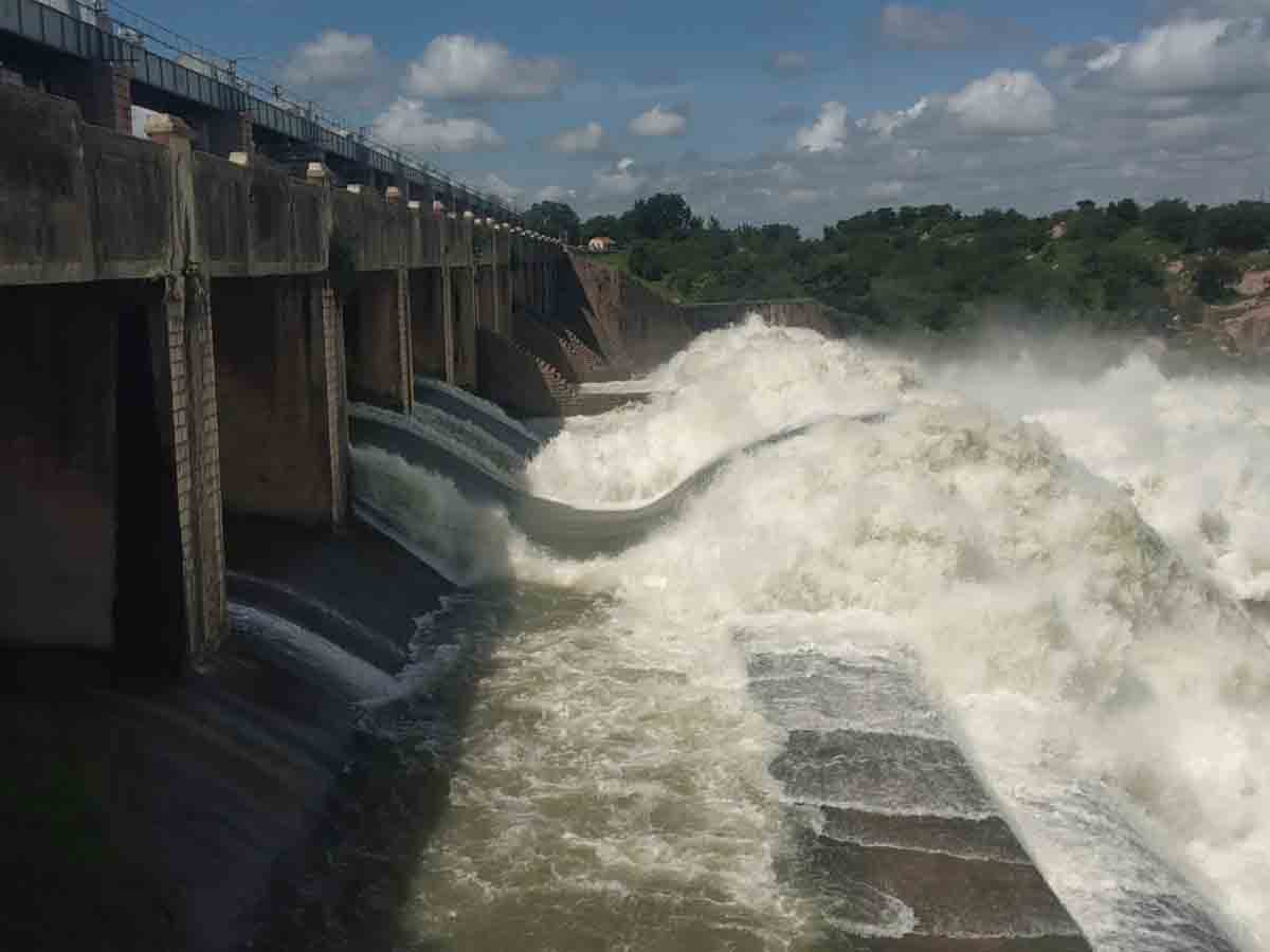 నిజాంసాగర్‌ ప్రాజెక్ట్‌ నుంచి కొనసాగుతున్న నీటి విడుదల