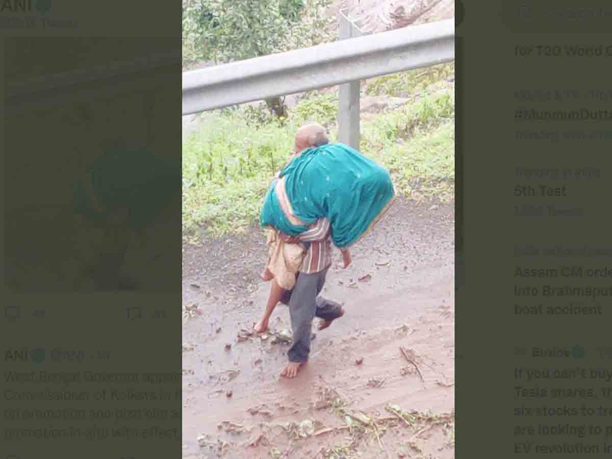 భార్యను భుజంపై మోసిన వృద్ధుడు.. ఆసుపత్రికి తరలిస్తుండగా మృతి