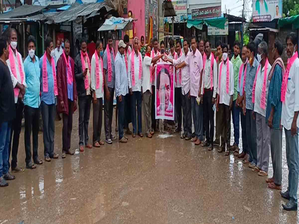 Dalit bandhu | దళితబంధు పైలెట్ ప్రాజెక్టు ప్రకటనపై సీఎం కేసీఆర్ చిత్రపటానికి క్షీరాభిషేకం