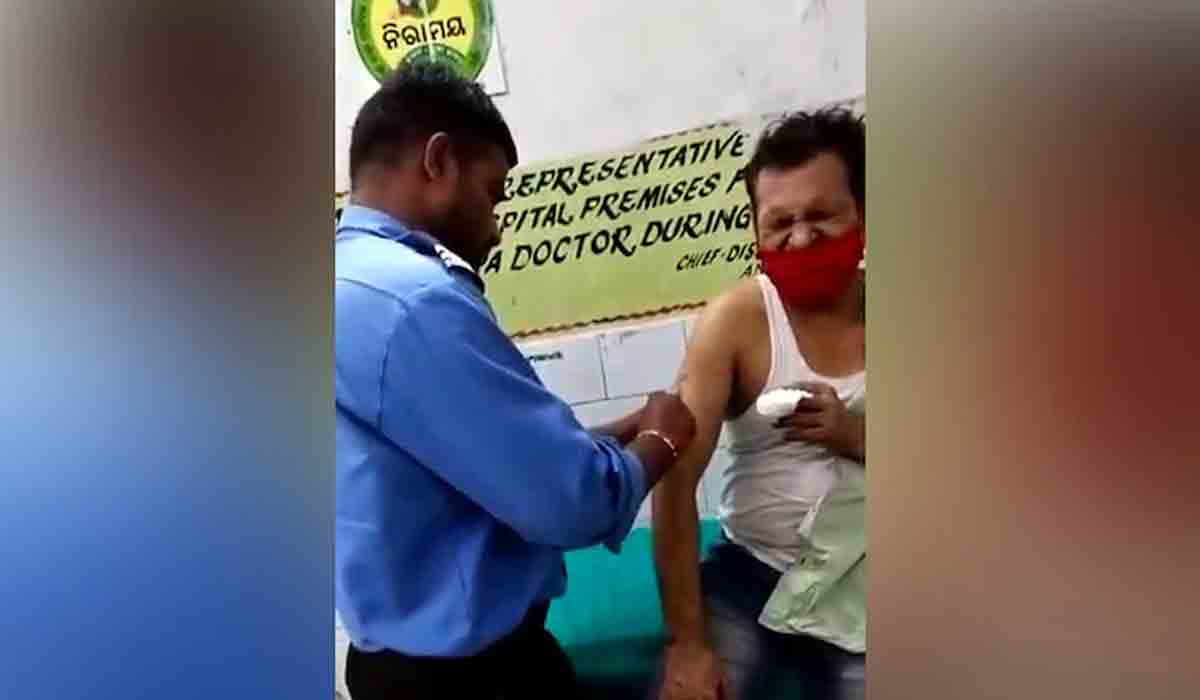 రోగికి ఇంజెక్ష‌న్ ఇచ్చిన సెక్యూరిటీ గార్డ్