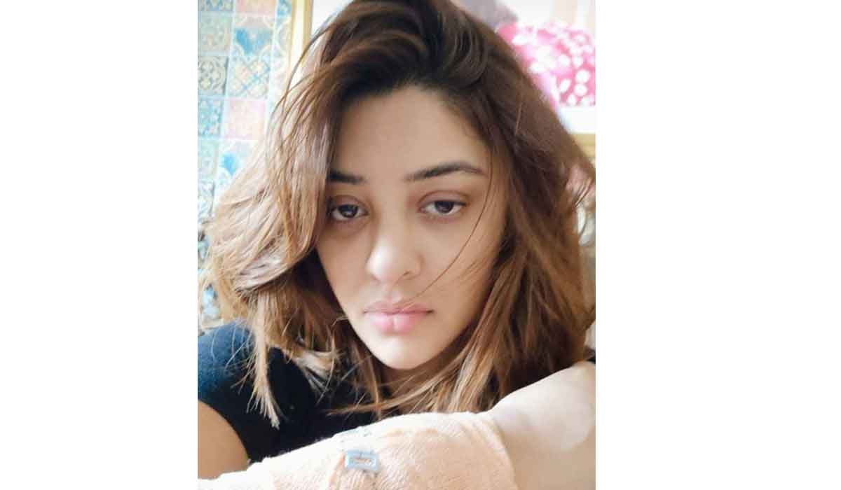 యాసిడ్ దాడి.. న‌టి పాయ‌ల్ ఘోష్‌కు గాయాలు