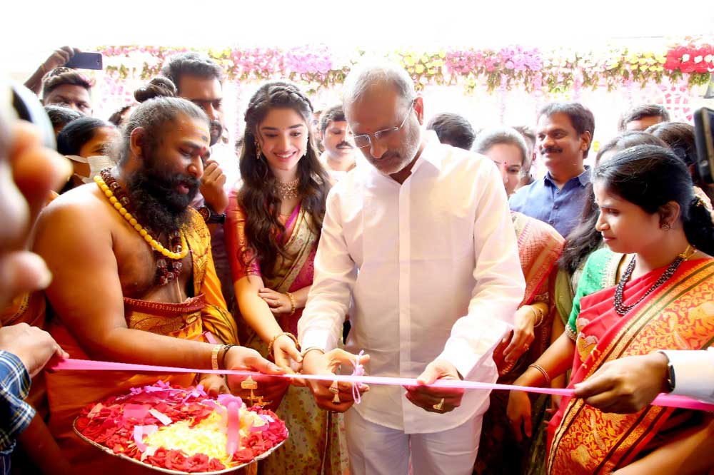 కూకట్‌పల్లిలో జేసీ బ్రదర్స్‌ మెగా షోరూం