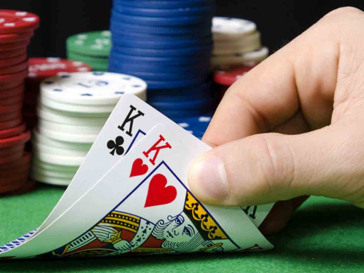 Pokers camp | పేకాట స్థావరంపై పోలీసుల దాడి.. భవనం పైనుంచి దూకి వ్యక్తి మృతి