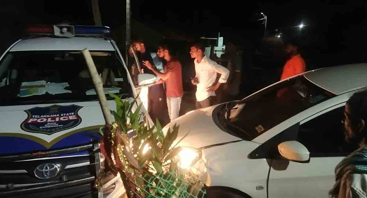 Accident : పోలీసు వాహనాన్ని ఢీకొన్న కారు.. త్రుటిలో తప్పిన ప్రమాదం..