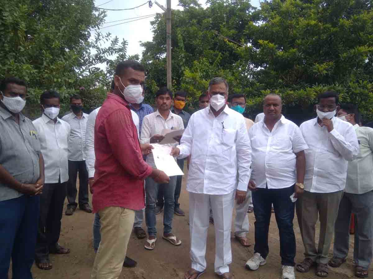 సీఎంఆర్‌ఎఫ్‌ చెక్కులు పంపిణీ చేసిన ఎమ్మెల్యే దాసరి