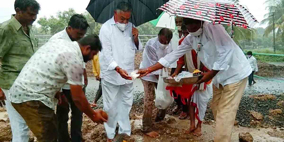 దోబీఘాట్‌ నిర్మాణానికి భూమి పూజ చేసిన ఎమ్మెల్యే మనోహర్‌రెడ్డి