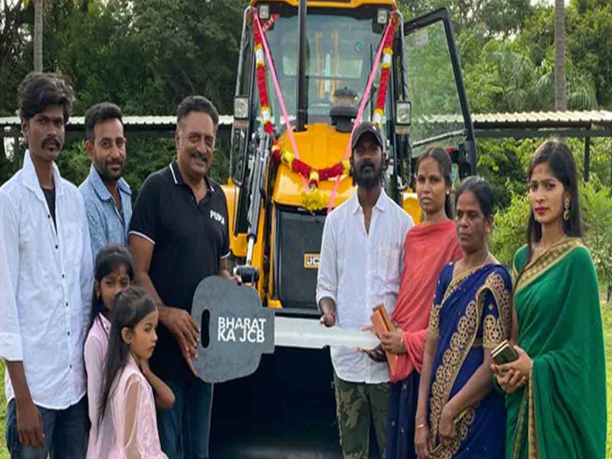 Prakash Raj: జేసీబీ ఇచ్చి పేద‌ కుటుంబాన్ని ఆదుకున్న‌ ప్ర‌కాశ్ రాజ్.. ఫొటోలు వైర‌ల్