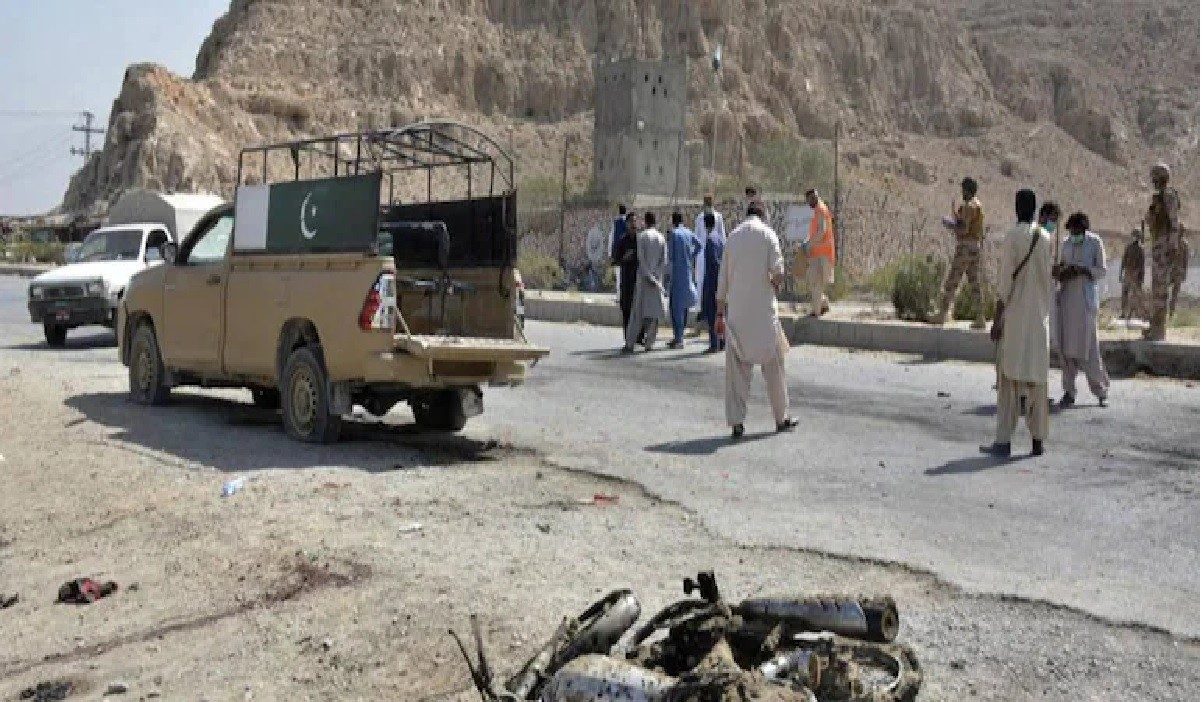 పాకిస్థాన్‌లో ఆత్మాహుతి దాడి.. తాలిబ‌న్ల ప‌నే అన్న ఇమ్రాన్‌ఖాన్‌