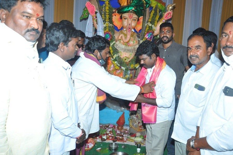 మట్టి గణపయ్యకు ఎమ్మెల్యే రసమయి పూజలు