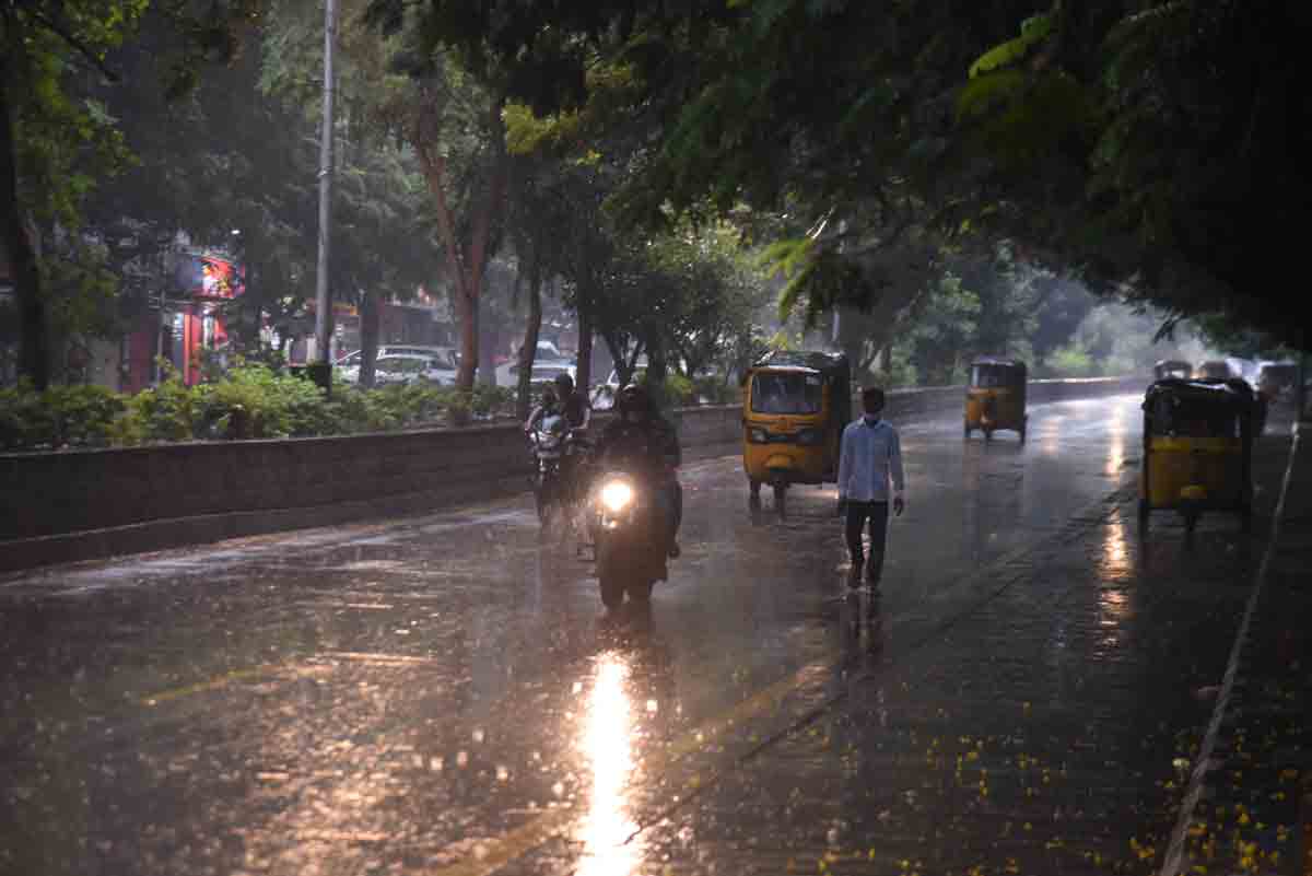 హైద‌రాబాద్‌లో భారీ వ‌ర్షం.. అప్ర‌మ‌త్త‌మైన జీహెచ్ఎంసీ అధికారులు