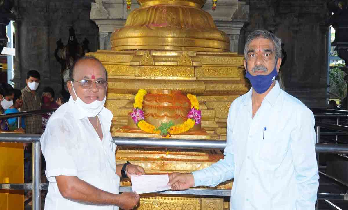 bhadrachalam temple | భద్రాద్రి ఆలయంలో అన్నదాన పథకానికి రూ. 1లక్ష వితరణ..