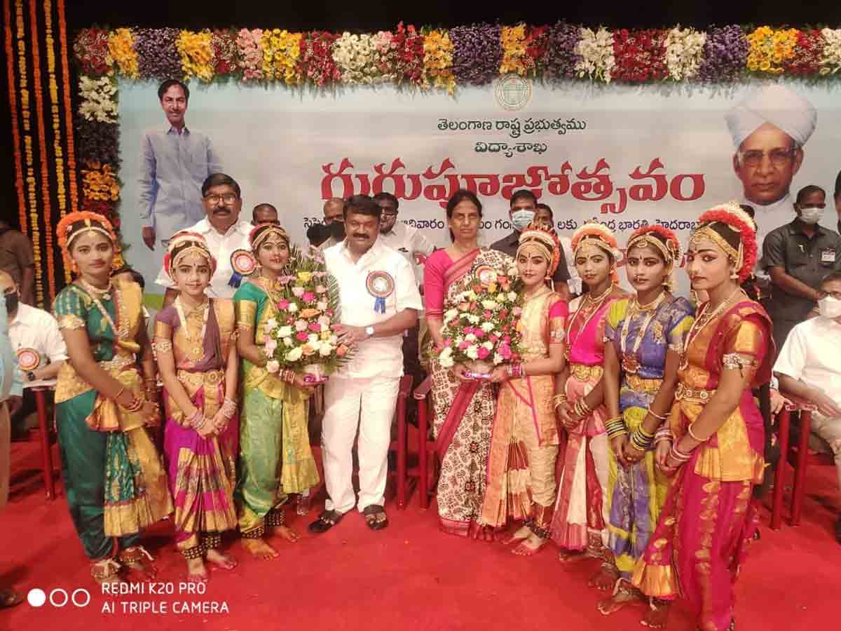 యాదాద్రి కూచిపూడి నృత్య విద్యార్థినులకు సన్మానం