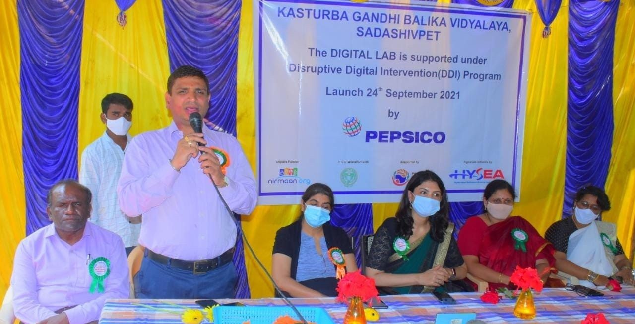 టీచర్లు డిజిటల్‌ విద్యావిధానాన్ని అలవర్చుకోవాలి : సంగారెడ్డి డీఈవో