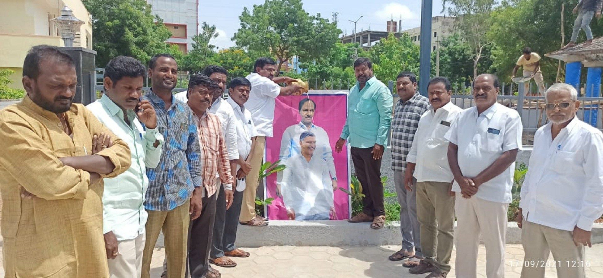 Siddipet  | సీఎం కేసీఆర్‌ ఫ్లెక్సీకి క్షీరాభిషేకం