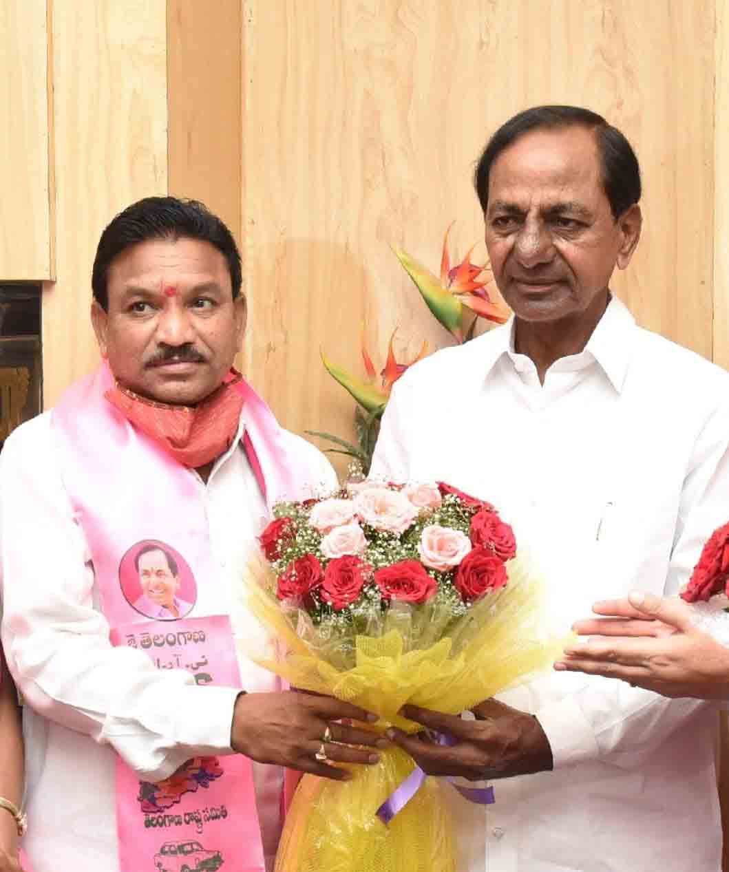 గిరిజన యూనివర్సిటీని మంజూరు చేయాలని   సీఎం కేసీఆర్కు వినతి