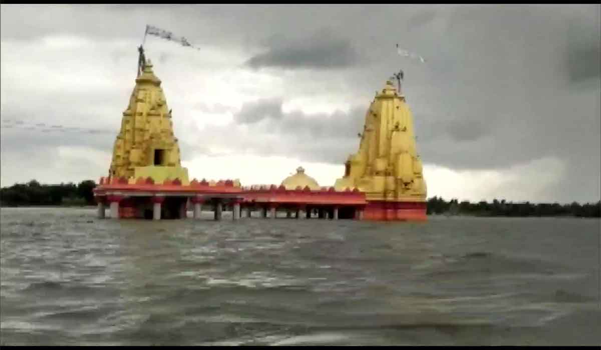మ‌హి డ్యామ్ గేట్లు ఎత్త‌డంతో.. నీట మునిగిన సంగ‌మేశ్వ‌ర ఆల‌యం