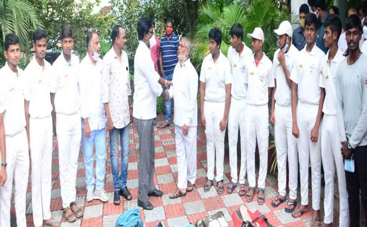 Khammam | జిల్లాకు మంచి పేరు తీసుకురండి.. క్రికెటర్లతో మంత్రి పువ్వాడ అజయ్