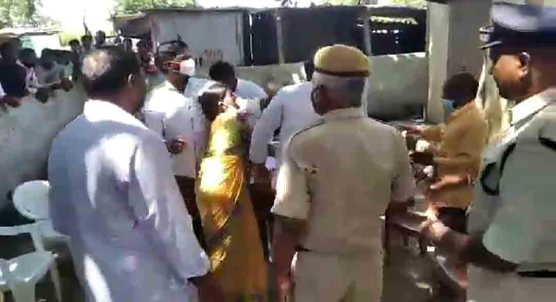 సర్పంచ్‌ను చెప్పుతో కొట్టిన ఉపసర్పంచ్‌