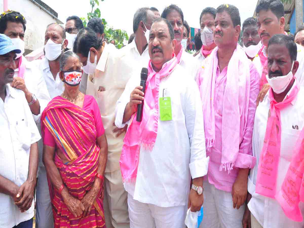 sathupally | ఊరూరా రెపరెపలాడిన టీఆర్‌ఎస్ జెండా…