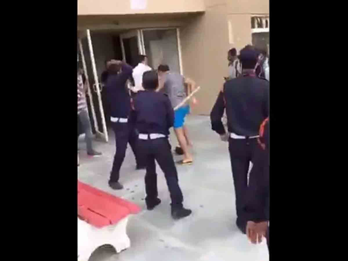 హౌసింగ్‌ సొసైటీ నివాసితులపై సెక్యూరిటీ గార్డులు దాడి.. 8 మంది అరెస్ట్‌