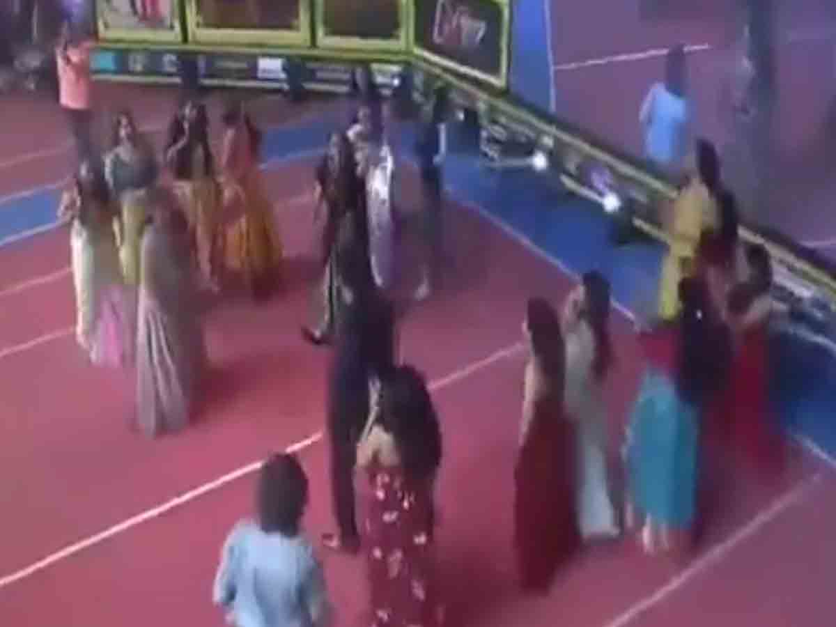 S𝐞𝐞𝐭𝐢𝐦𝐚𝐚𝐫𝐫: స్టేజ్‌పైన అమ్మాయిల‌తో క‌బ‌డ్డీ ఆడిన మాచో హీరో