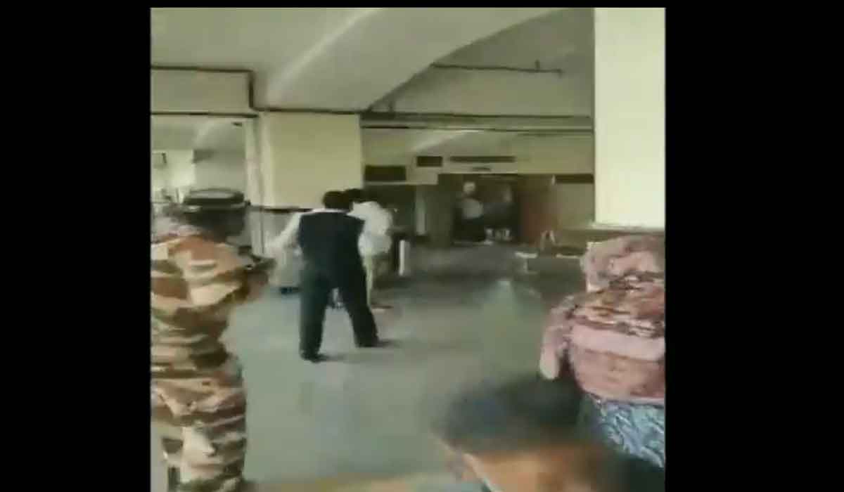 జ‌డ్జి ముందే 25 రౌండ్ల కాల్పులు..