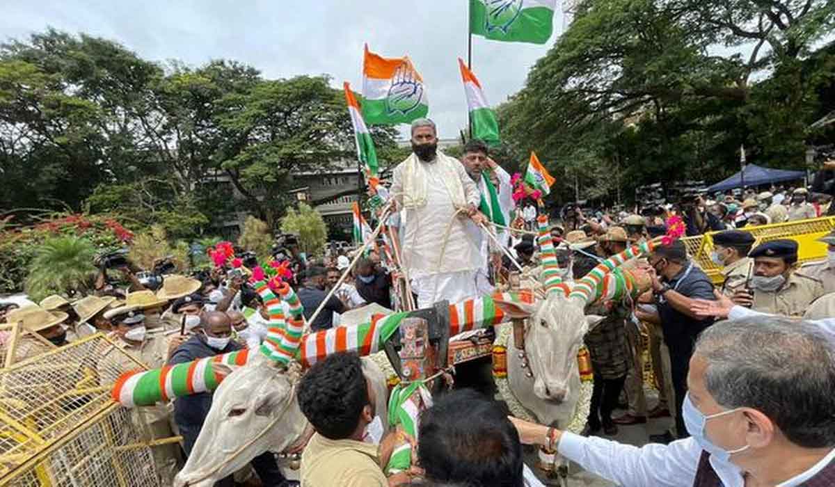 ఎడ్ల బండిపై అసెంబ్లీకి మాజీ సీఎం