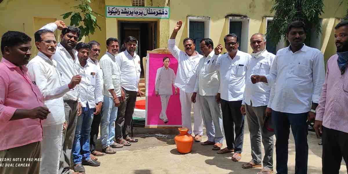 సీఎం కేసీఆర్ చిత్ర పటానికి పాలాభిషేకం