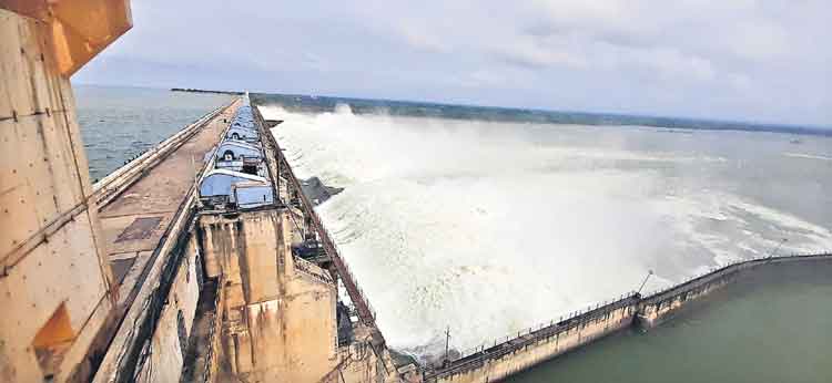 ఎస్సారెస్పీకి పోటెత్తిన వరద