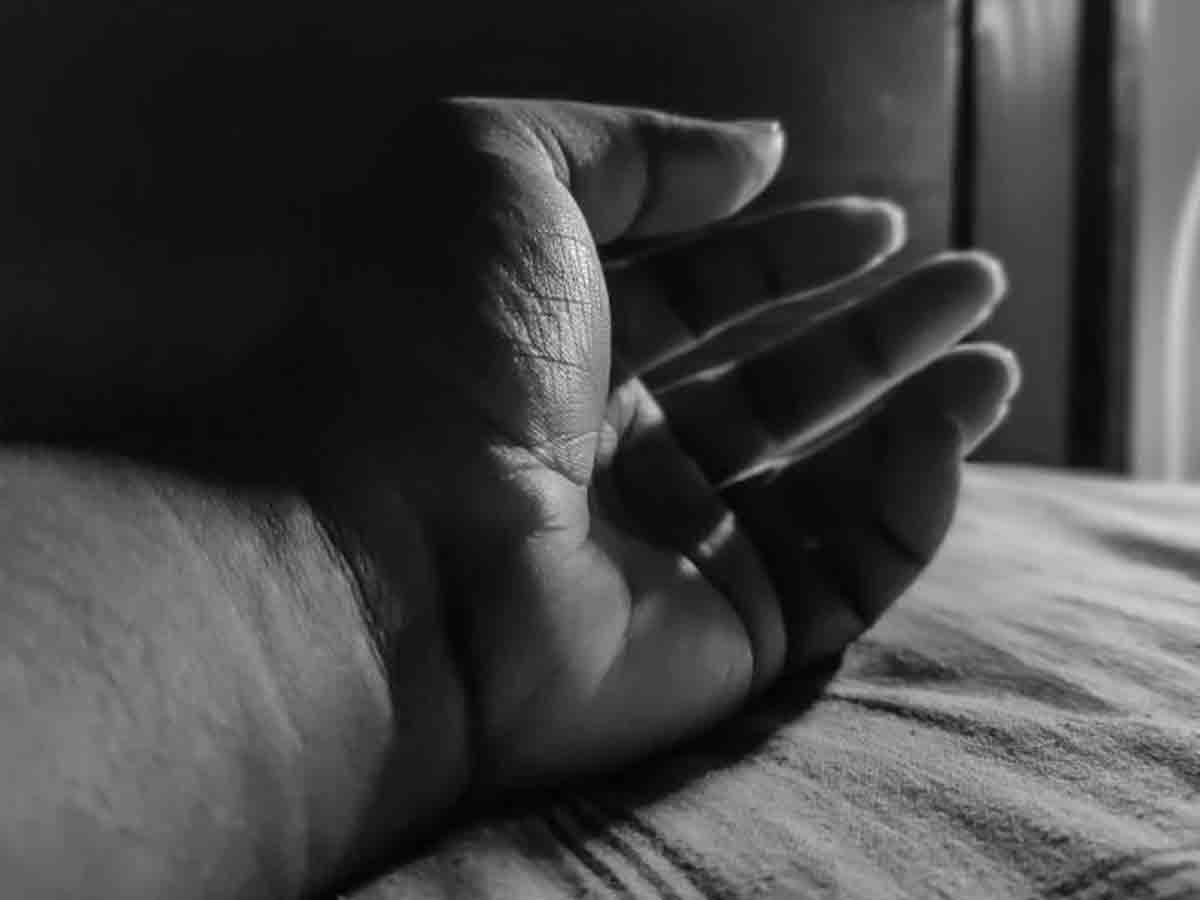 Tollywood: టాలీవుడ్‌లో విషాదం.. న‌టి ఆత్మ‌హ‌త్య‌