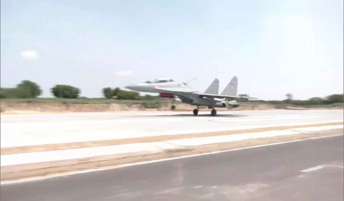 నేష‌న‌ల్ హైవేపై దిగిన సుఖోయ్‌, జాగ్వార్ యుద్ధ విమానాలు.. వీడియో