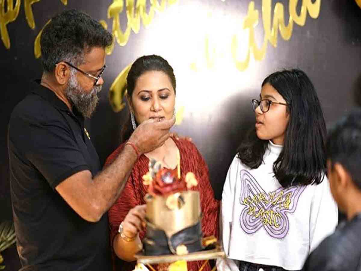 Sukumar: శ్రీమ‌తి బ‌ర్త్ డే వేడుక‌ల‌ని గ్రాండ్‌గా జ‌రిపిన సుకుమార్