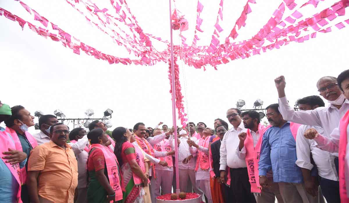 రాష్ట్రవ్యాప్తంగా గులాబీ రెపరెపలు.. ఘనంగా టీఆర్‌ఎస్‌ జెండా పండుగ