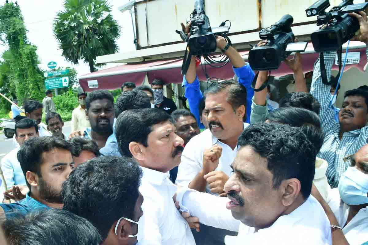 చంద్రబాబు ఇంటి వద్ద వైసీపీ నేతల ఆందోళన