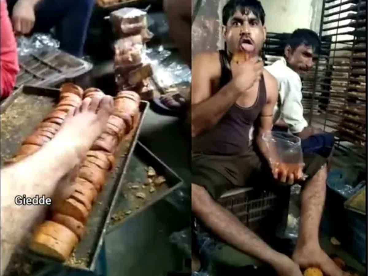 Shocking Video : ఛీ.. ఛీ.. యాక్‌.. టోస్టులను తొక్కుతూ.. నాకుతూ.. ఉమ్మేస్తూ.. వ‌ర్క‌ర్ల పిచ్చి చేష్ట‌లు