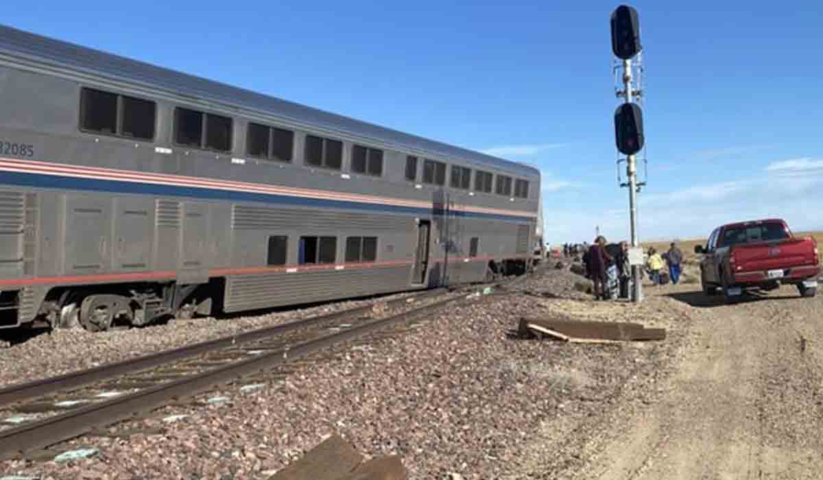 పట్టాలు తప్పిన రైలు.. ముగ్గురు మృతి, 50 మందికి గాయాలు