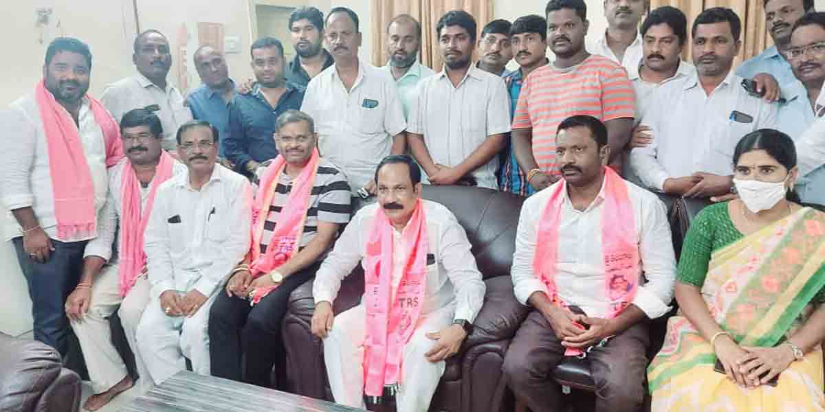 గ్రూపు రాజకీయాలను టీఆర్‌ఎస్‌ సహించదు : తక్కెళ్లపల్లి రవీందర్ రావు