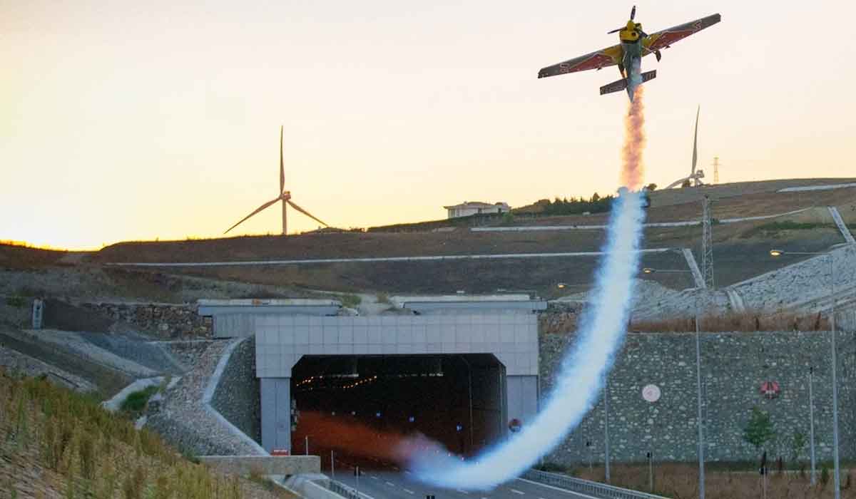 రెండు ట‌న్నెళ్ల నుంచి దూసుకెళ్లిన విమానం.. వీడియో