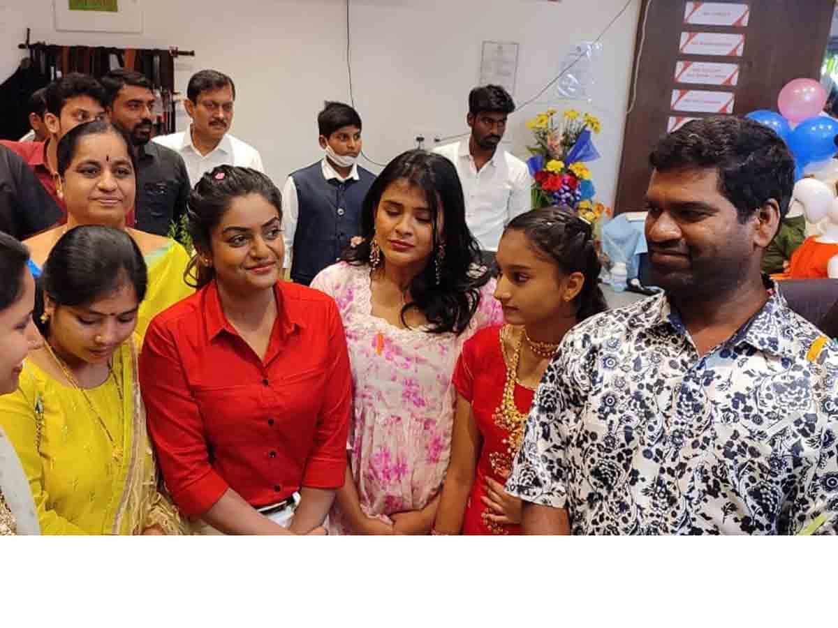 బాన్సువాడ పట్టణంలో సినీ, టీవీ ఆర్టిస్టుల సందడి