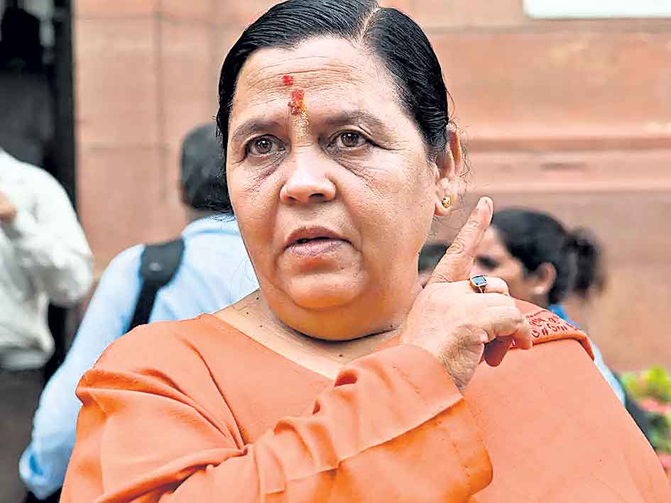 అధికారులు ఉన్నది.. చెప్పులు మోసేందుకే!