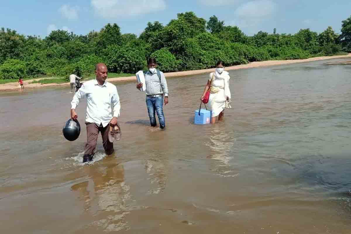 వాగుదాటి.. టీకావేసి.. శభాష్‌ అనిపించుకున్న వైద్య సిబ్బంది