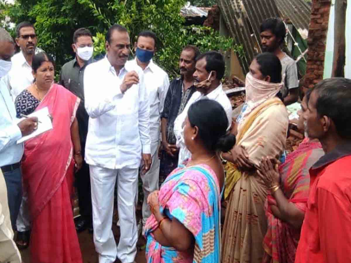 భారీ వానతో కూలిన ఇల్లు.. డబుల్ బెడ్రూం ఇప్పిస్తానన్న ఎమ్మెల్యే వనమా వెంకటేశ్వరరావు..